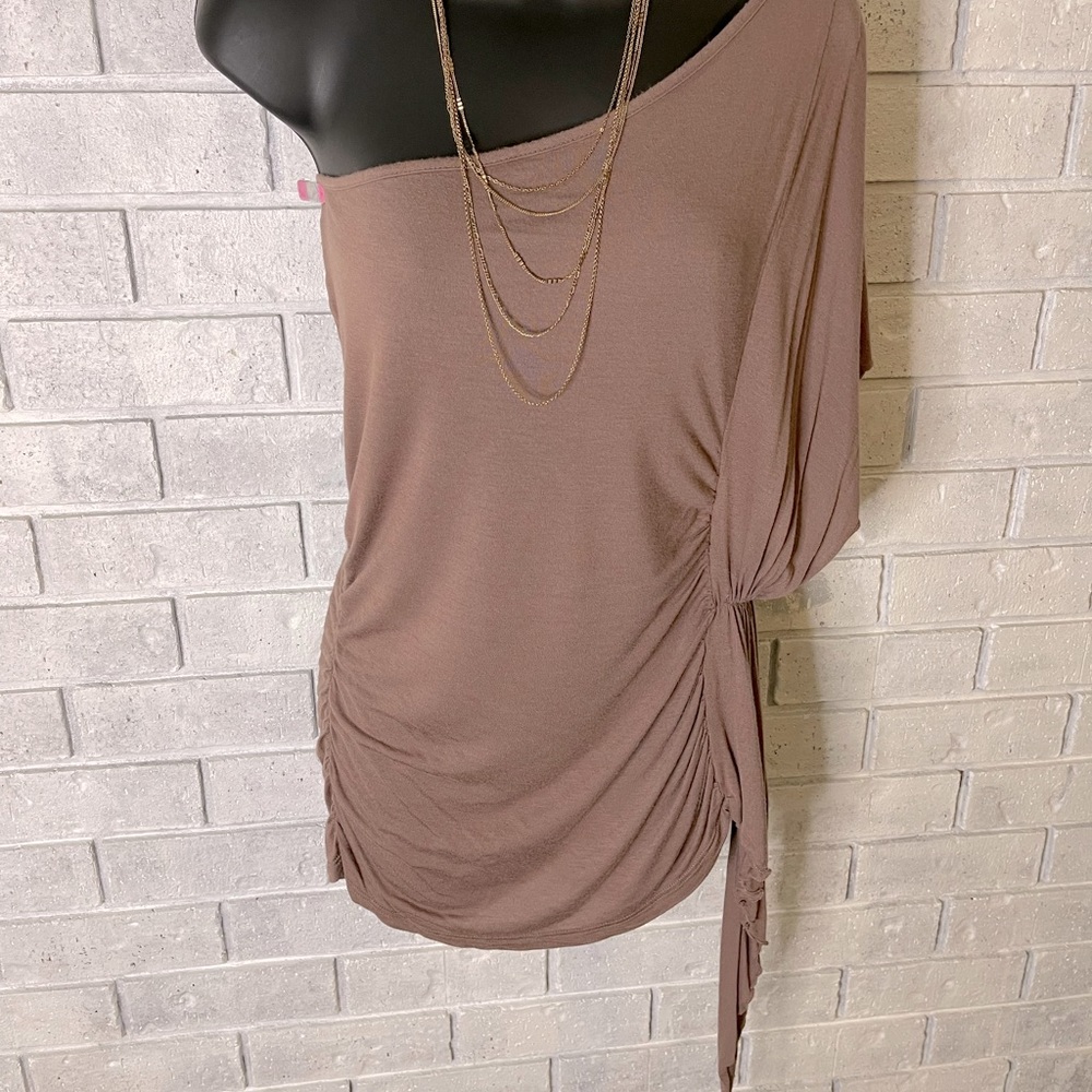 Off shoulder blouse, with tie at the bottom